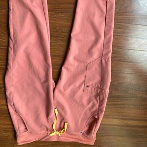 Figs Coral Medium Petite Zamora